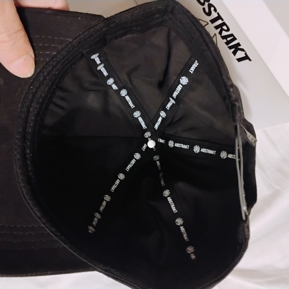 Black Embroidered Cap - Picture 5 of 7